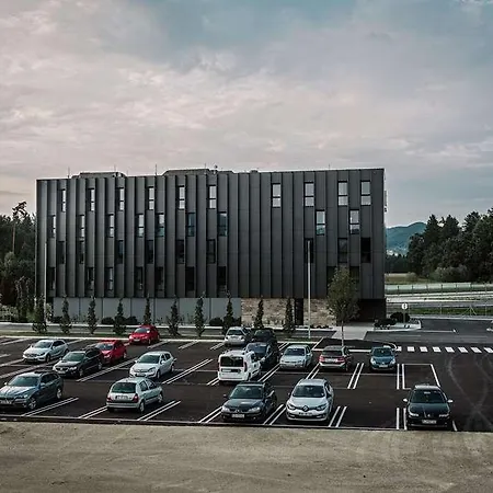 ホテル A ツェリェ